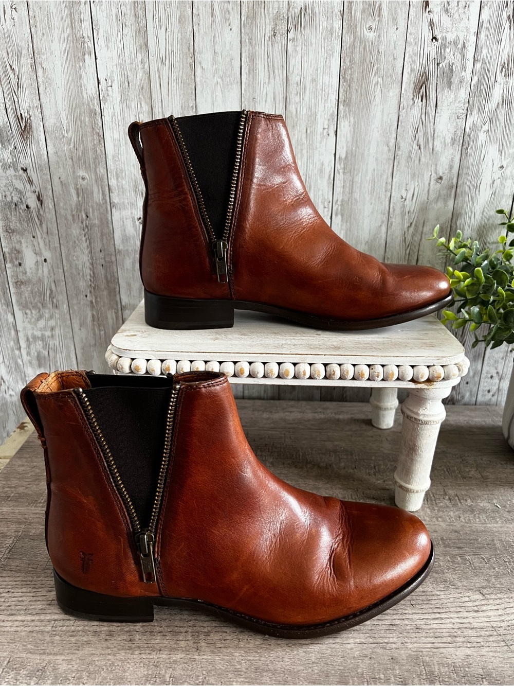 Frye Carly Zip Chelsea Women's Ankle Boots in Cognac Brown Leather Zipper Size 7
